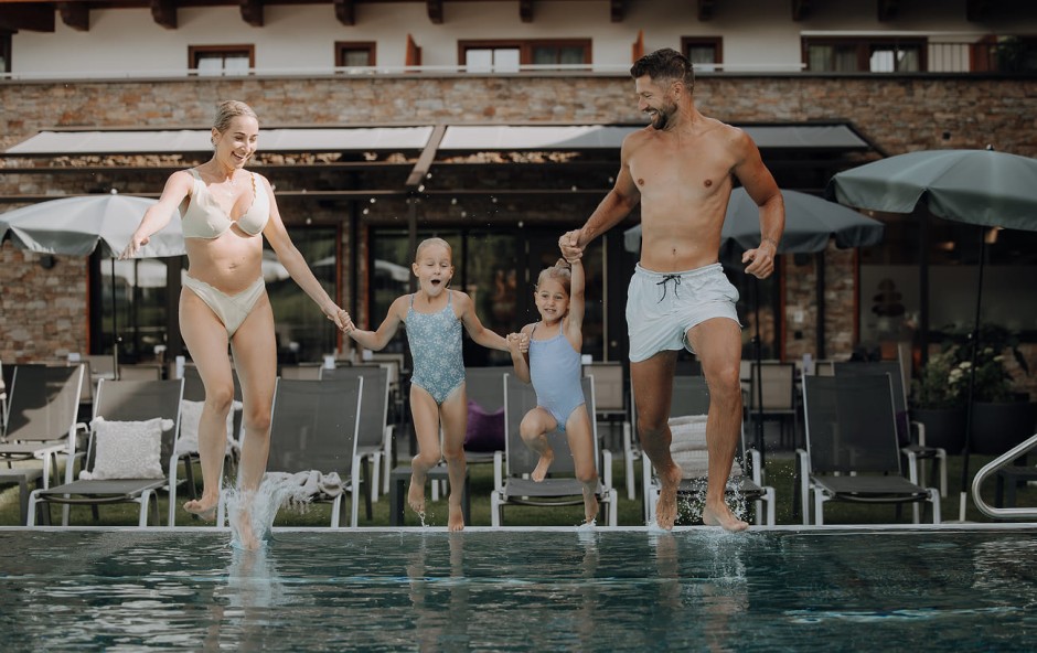 Mit der ganzen Familie im Pool plantschen - mit Panoramablick