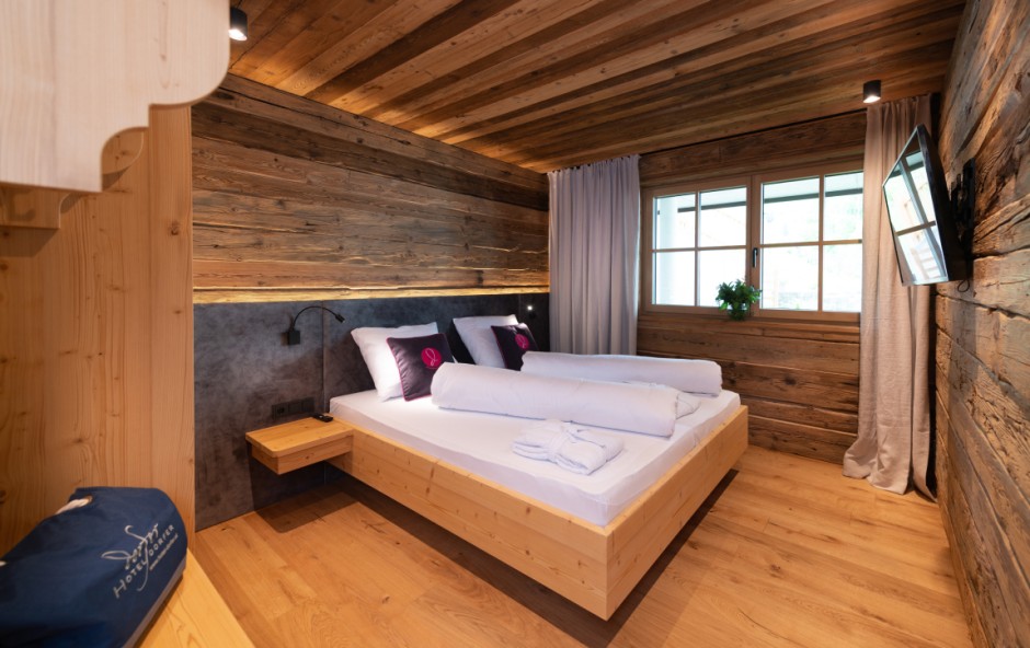 Eines der drei Schlafzimmer mit Doppelbett im Chalet Lois
