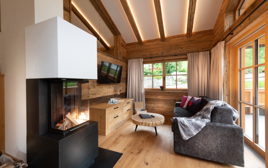 Gem&uuml;tliches Wohnzimmer mit Kamin im Chalet Lois